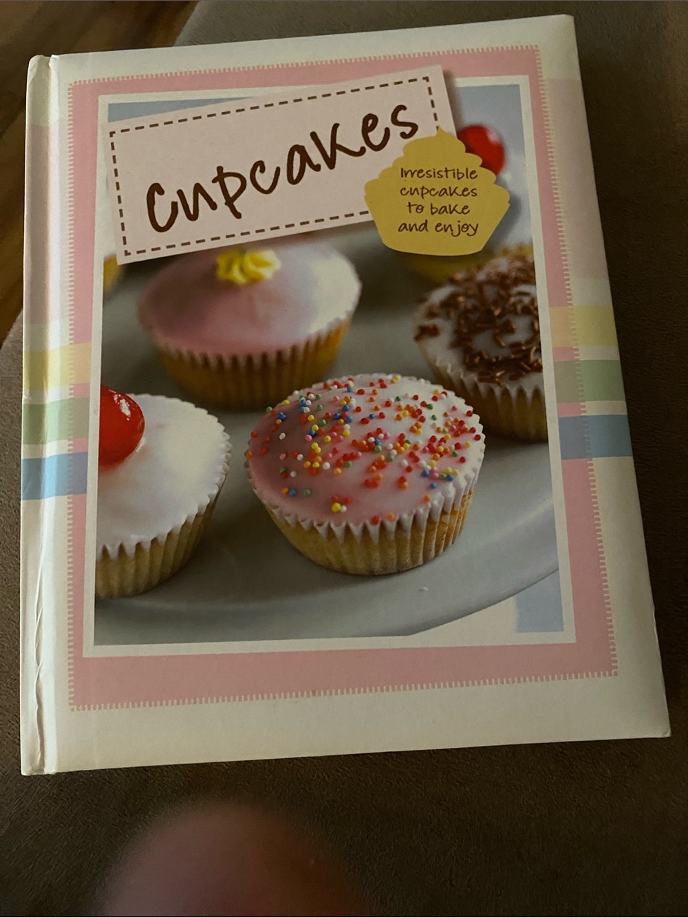 Cupcakes Cookbook — Pink & White Cover